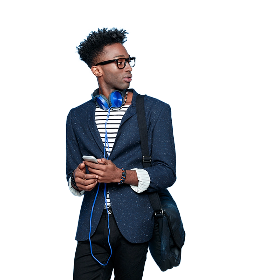 etudiant afro americain marchant sur son telephone assistant a un cours sur rainbow classroom solution d'apprentissage a distance hebergé sur ovhcloud